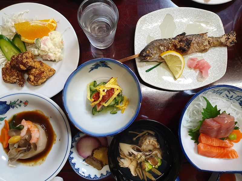 cơm tối hấp dẫn với món cá nướng Iwana thơm nức